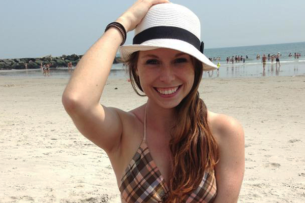 A foto desta jovem usando um biquíni está fazendo sucesso na internet por um motivo tocante