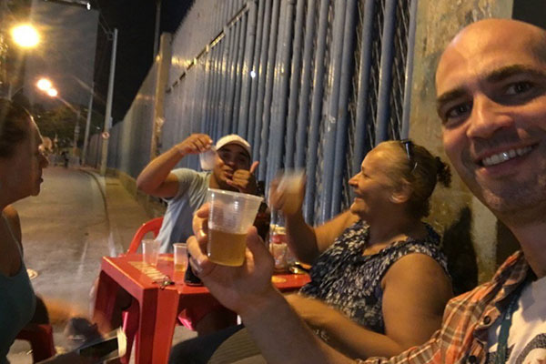 Jornalista estrangeiro conquista brasileiros ao mostrar o quanto está se divertindo no Rio de Janeiro