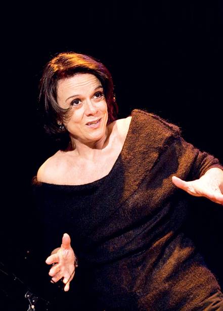 Memórias e poesias: Clarisse Abujamra volta à cena com o monólogo Antonio - Da Tua Tão Necessária Poesia