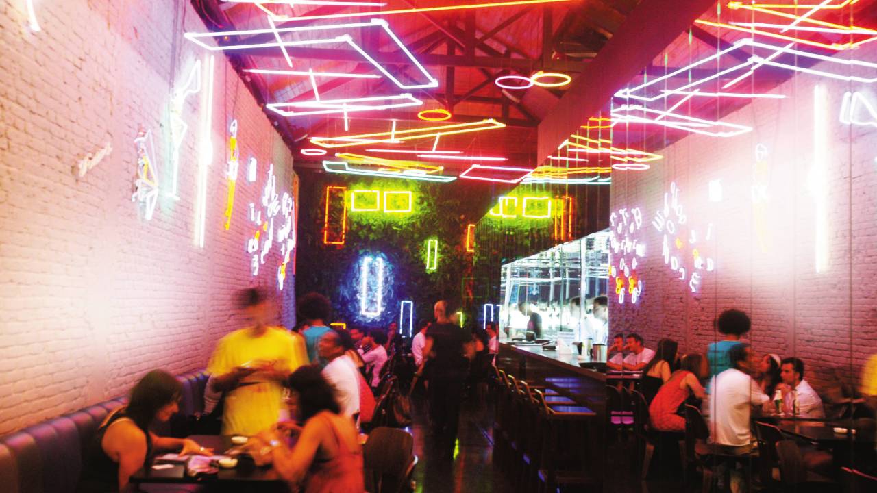 Ambiente de bar repleto de neóns