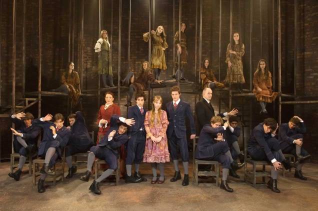 SÓBRIO E NÃO MENOS CARO Escrita pelo alemão Frank Wedekind em 1891, a peça O Despertar da Primavera ganhou há quatro anos uma montagem musical na Broadway assinada por Duncan Sheik e Steven Sater. Apesar de usar um único cenário no Teatro Sérgio Cardoso, que inclui um elevador e dois túmulos, a encenação de 4 milhões de reais teve 300 000 destinados à direção de arte. A folha de pagamento custa 200 000 reais mensais. Efeitos simples, como o gelo seco, não saem por menos de 8 000 reais por mês. SÓBRIO E NÃO MENOS CARO Escrita pelo alemão Frank Wedekind em 1891, a peça O Despertar da Primavera ganhou há quatro anos uma montagem musical na Broadway assinada por Duncan Sheik e Steven Sater. Apesar de usar um único cenário no Teatro Sérgio Cardoso, que inclui um elevador e dois túmulos, a encenação de 4 milhões de reais teve 300 000 destinados à direção de arte. A folha de pagamento custa 200 000 reais mensais. Efeitos simples, como o gelo seco, não saem por menos de 8 000 reais por mês.