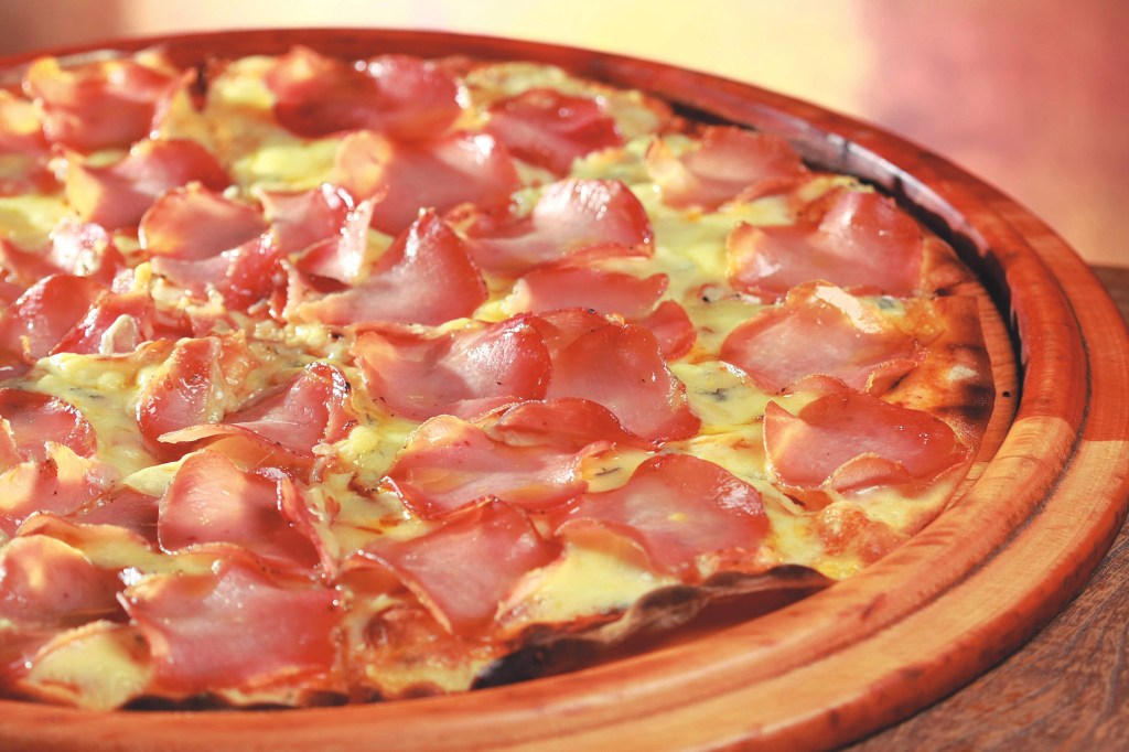 Pizza 'Montanhas Capixabas', feita com cobertura de queijo morbier e lâminas de socol, da Salsa Pizza eleita a melhor pizzaria pelo júri de Veja Espírito Santo Comer e Beber 2009/2010