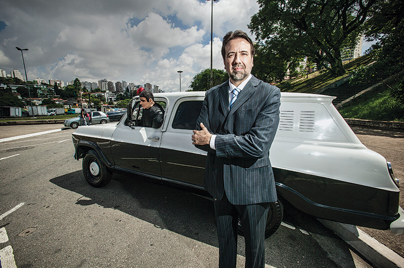 Ex-delegado circula por São Paulo com falso camburão