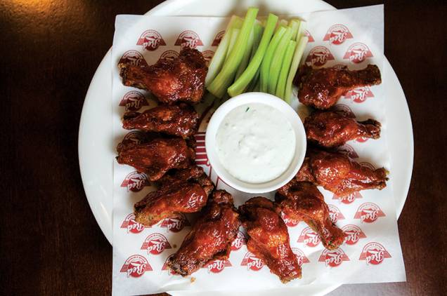 Frango frito crocante ao molho picante com salsão