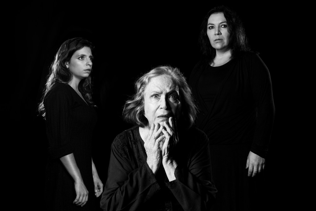 Paula Spinelli, Nathalia Timberg e Juliana Galdino em Tríptico Samuel Beckett (Foto: Daniel Seabra)