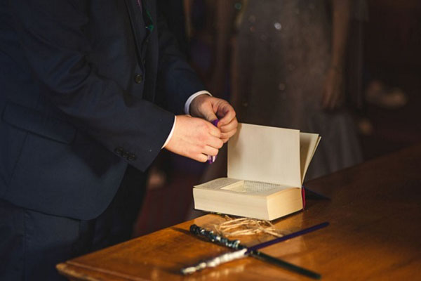 Ela chorou logo após fazer bronzeamento artificial a jato e o resultado foi desastroso