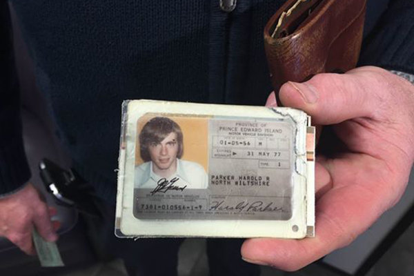 Homem reencontra de maneira inesperada uma carteira perdida há 40 anos