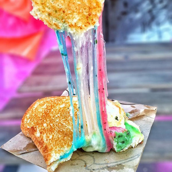 Após bagel arco-íris, queijo quente colorido é a nova sensação gastronômica do Instagram