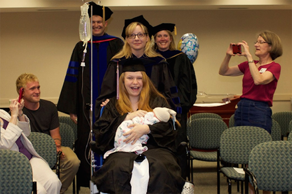 Aluna entra em trabalho de parto um dia antes de formatura e é surpreendida com cerimônia no hospital