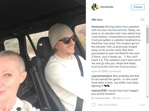 Em tratamento contra câncer de mama, Shannen Doherty desaba após sofrer preconceito em elevador