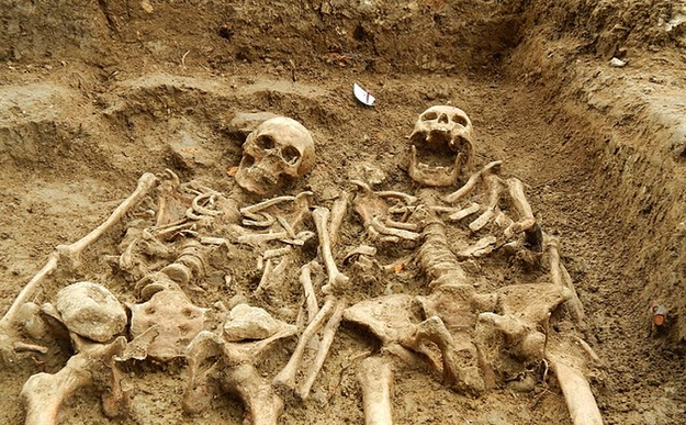 Arqueólogos encontram esqueletos de casal que está de mãos dadas há 700 anos