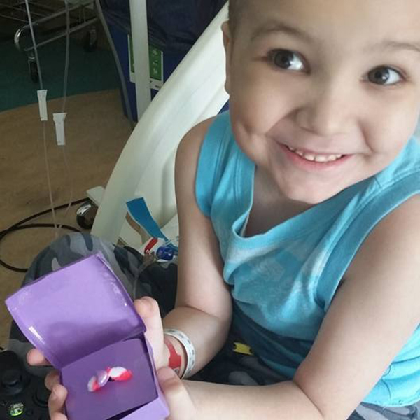 Garotinho de 5 anos lutando contra o câncer pede enfermeira em casamento