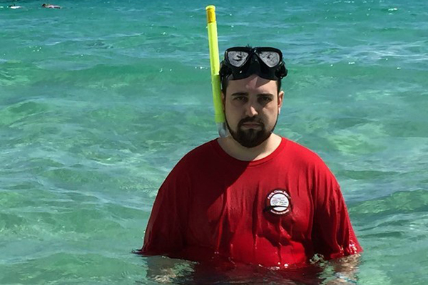 Homem viaja sem sua esposa para ilha paradisíaca e prepara “álbum deprimido” com fotos hilárias