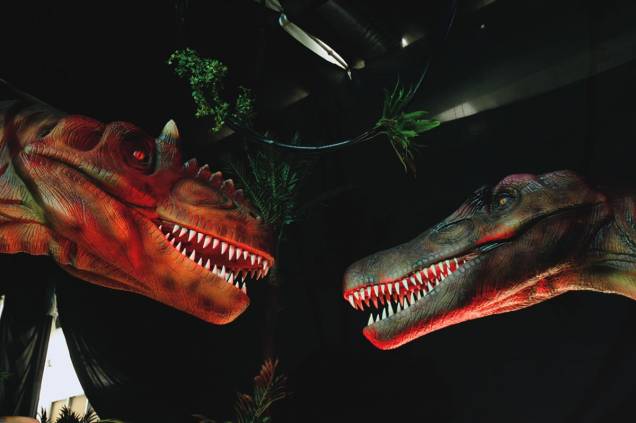 Duas das vinte réplicas de dinossauros de Era T-Rex