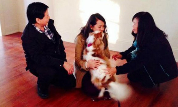 Enfermeira que sobreviveu ao ebola reencontra seu cachorro após longo período em quarentena e o resultado é adorável