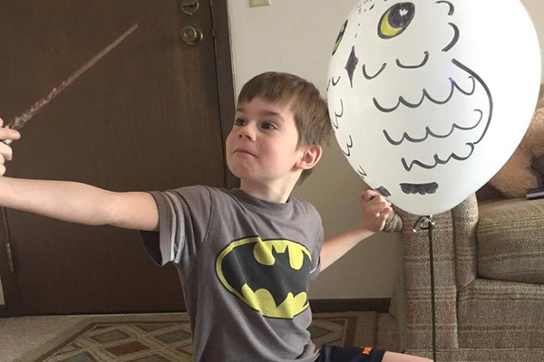 Pais organizam festa mágica inspirada em “Harry Potter” para garotinho de 7 anos de idade