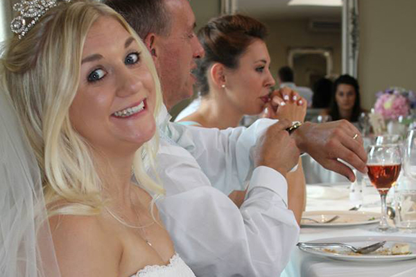 Após divórcio, mulher tenta vender vestido de noiva online com descrição muito sincera