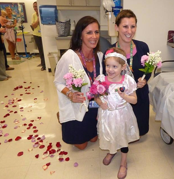 Garotinha com câncer “se casa” com seu enfermeiro favorito em cerimônia fofa