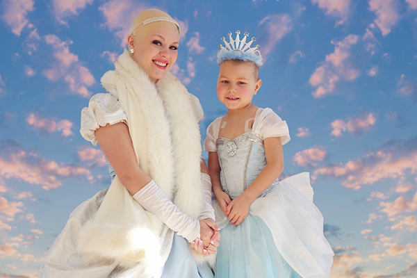 Garotinha de 5 anos lutando contra o câncer é surpreendida com Cinderela sem cabelos em ensaio emocionante