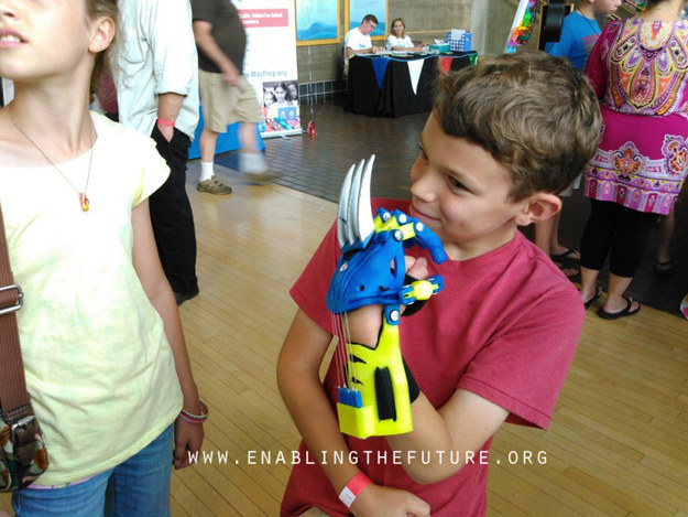 Homem reproduz a garra do personagem Wolverine para garoto que precisava de uma mão prostética