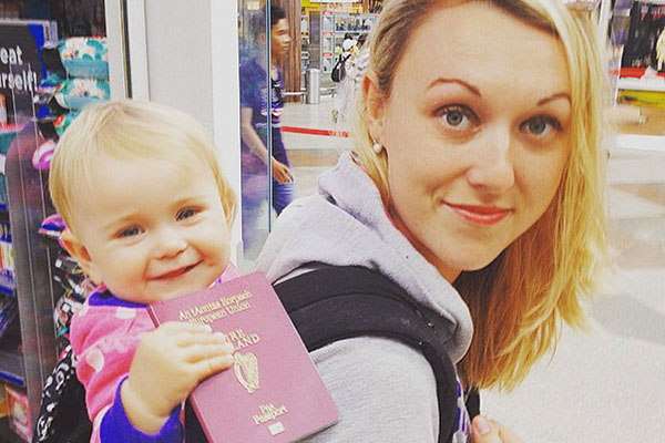 Mãe aproveita licença maternidade e viaja o mundo com filha de apenas dois meses