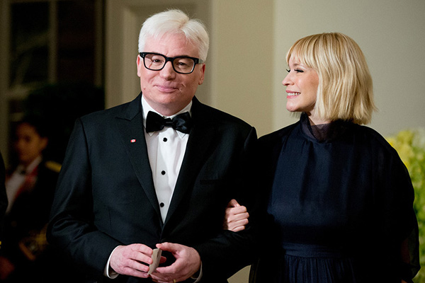 Mike Myers, de “Austin Powers”, aparece irreconhecível em foto durante evento na Casa Branca