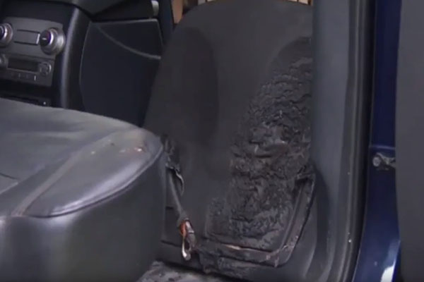 Casal afirma que tênis infantil com luzes provocou incêndio no carro da família