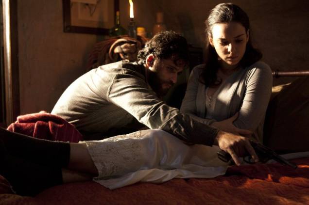 Isolados: Casal em crise aluga casa na serra Isolados: Casal em crise aluga casa na serra