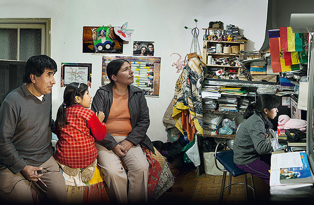Família boliviana em casa: diversidade e intimidade sob o olhar da artista carioca