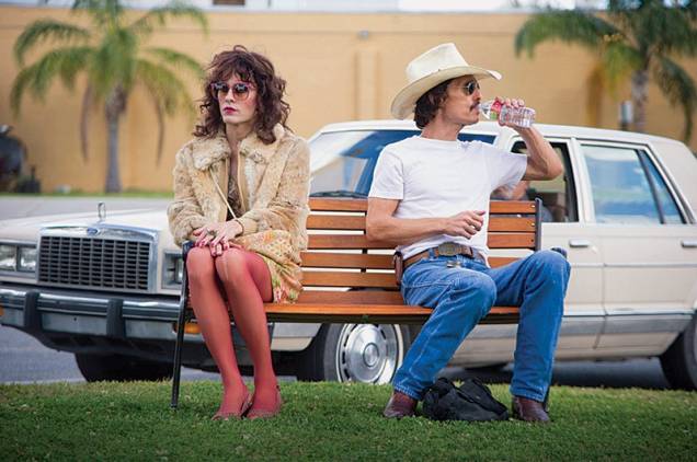 Clube de Compras Dallas: Leto, como o travesti, e o caubói homofóbico vivido por McConaughey, em lados opostos Clube de Compras Dallas: Leto, como o travesti, e o caubói homofóbico vivido por McConaughey, em lados opostos