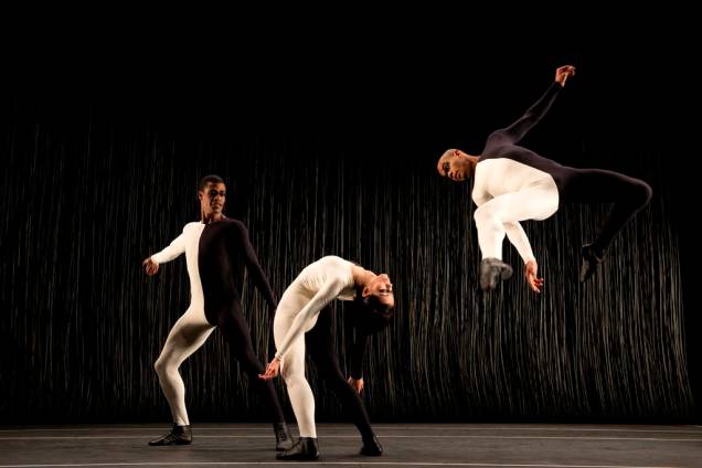 Saltos e rodopios em conjunto da coreografia ensaiada em menos tempo na história do Corpo