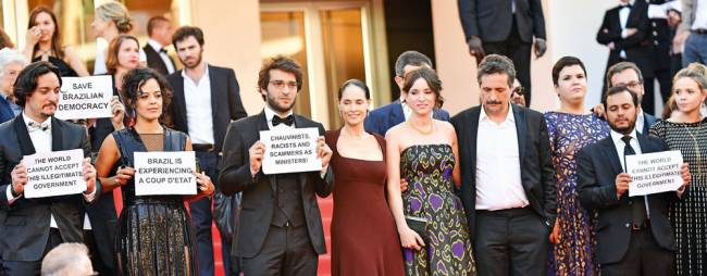 Elenco de 'Aquarius' durante protesto em Cannes (Foto: Mustafa Yalcin/Anadolu Agency)