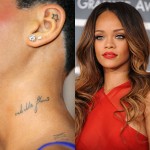 Rihanna ostenta várias tatuagens em todo o seu corto (e a maioria delas é realmente bonita). Esta é mais uma delas, o único problema: escrita em frânces, o desenho deveria dizer "flor selvagem", mas na sequência que foi escrita ela retrata "selvagem flor"