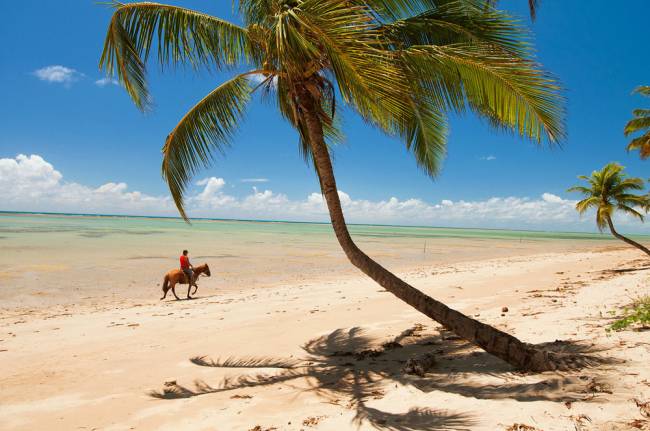 A larga faixa de areia, quase sempre deserta: 90% dos turistas são de São Paulo (Foto: Renato Grimm/Opção Brasil Imagens)