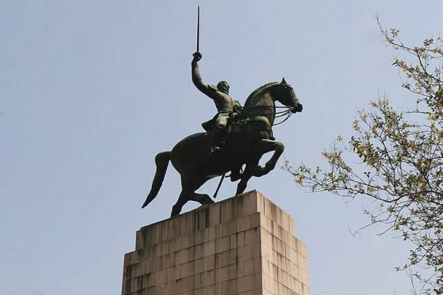 Duque de Caxias: estátua localizada na Praça Princesa Isabel