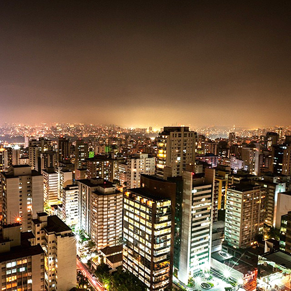 De um prédio na Avenida Paulista, Caco Parise (@cacoparise) clicou o skyline da metrópole na foto vencedora, com 52% dos votos