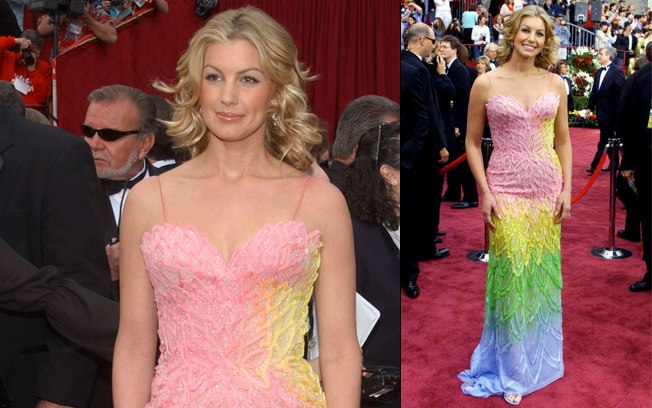 O vestido de Faith Hill é um Versace mas o look arco íris não caiu bem para o 'red carpet' do Oscar de 2002. (Foto: Reprodução)