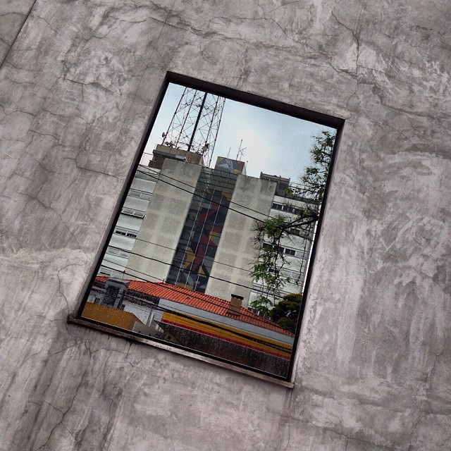 Na foto de Anselmo Rosa (@nselmo), um recorte do bairro do Sumaré refletido na janela desta casa