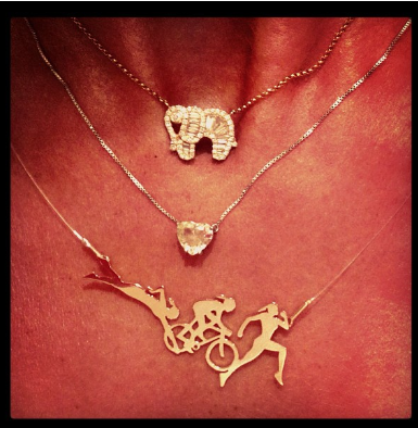 Designer cria coleção de joias esportivas e faz sucesso aqui e nos EUA