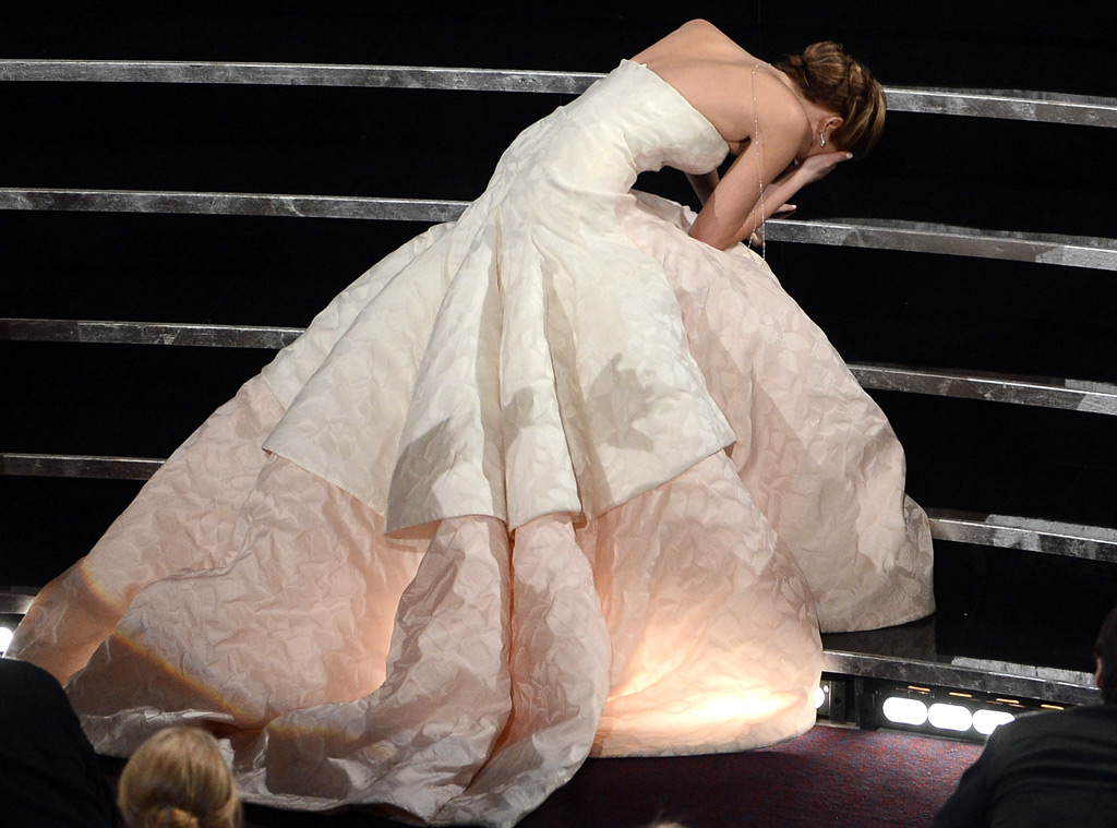 O tombo do ano ao subir ao palco para receber o Oscar: aplaudidade de pé (Kevin Winter/Getty)