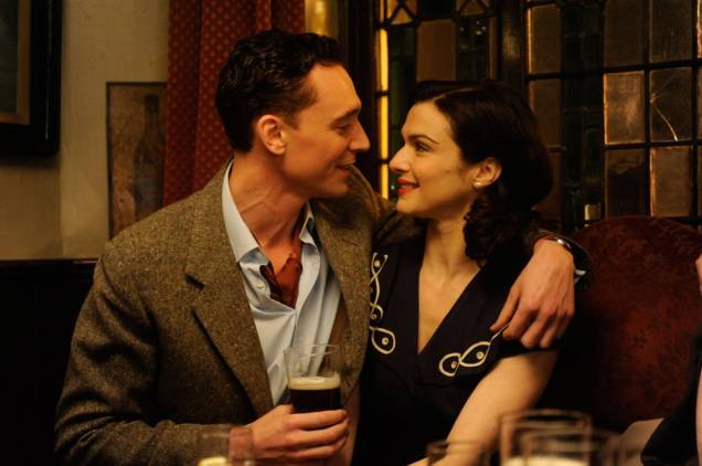 Rachel Weisz e Tom Hiddleston em Amor Profundo: história se passa na década de 50
