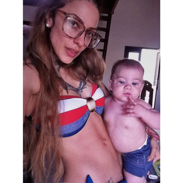 A chef com o filho Blue, de seis meses: "Quero sair do Brasil e me mudar para a Europa para dar uma educação melhor a ele"
