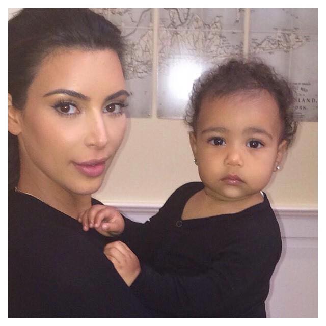 Kim e North: mãe e filha fazendo 'carão' (Foto: Reprodução/Kardashian Extra)