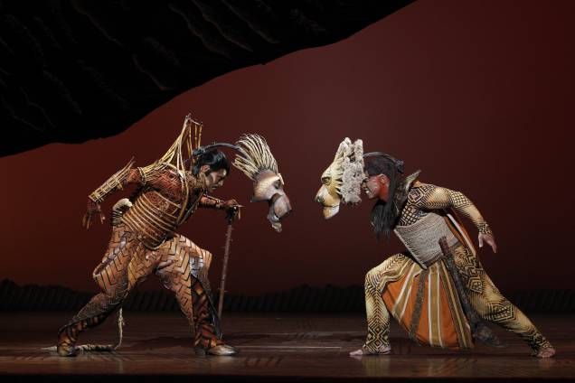 Scar desafia o reino de Mufasa e os irmãos leões brigam pelo poder. Scar desafia o reino de Mufasa e os irmãos leões brigam pelo poder.