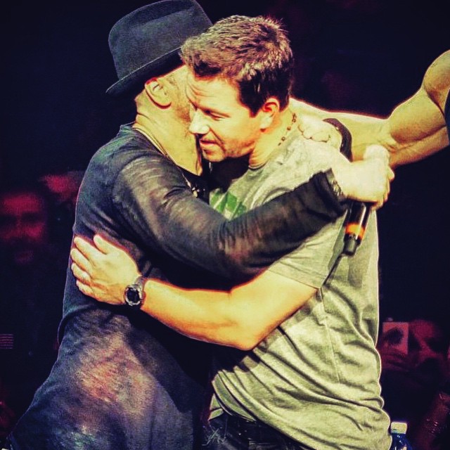 Donnie abraça o irmão no palco