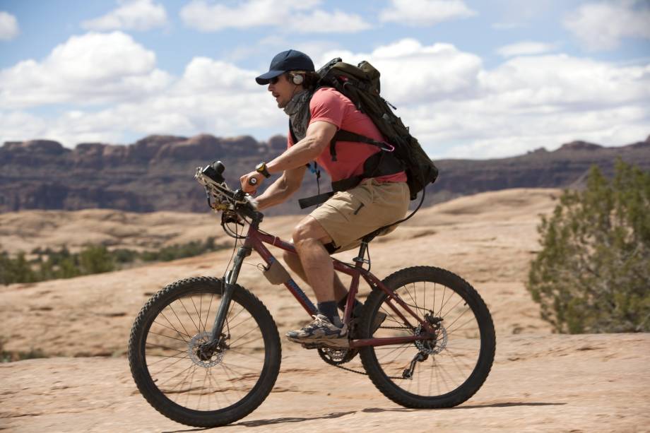 Aventura solitária: Aron Ralsto, interpretado por James Franco, tem de amputar o próprio braço para conseguir sobreviver