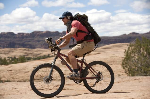 Aventura solitária: Aron Ralsto, interpretado por James Franco, tem de amputar o próprio braço para conseguir sobreviver Aventura solitária: Aron Ralsto, interpretado por James Franco, tem de amputar o próprio braço para conseguir sobreviver