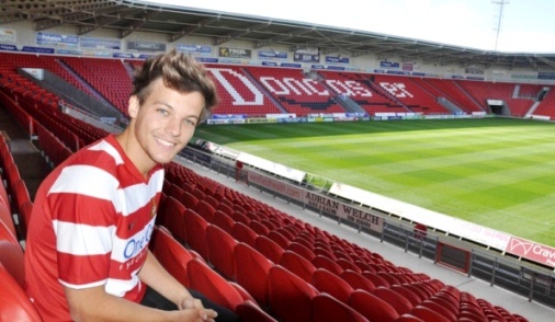 Integrante do One Direction assina com time inglês em ação de caridade; veja outras boas ações da boy band