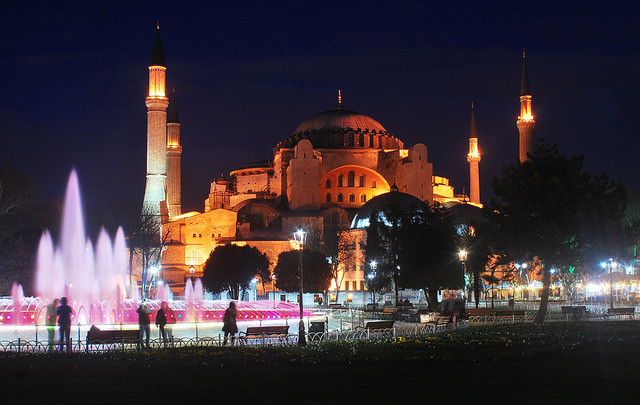 A Basílica iluminada em Istambul (Foto: Abhijeet Rane, no Flickr)