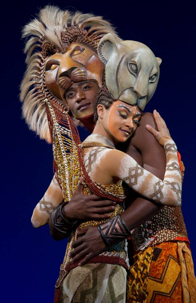 Simba e nala durante a apresentação da música "Da Pra Ver o Amor Aqui" (Can You Feel The Love Tonight).